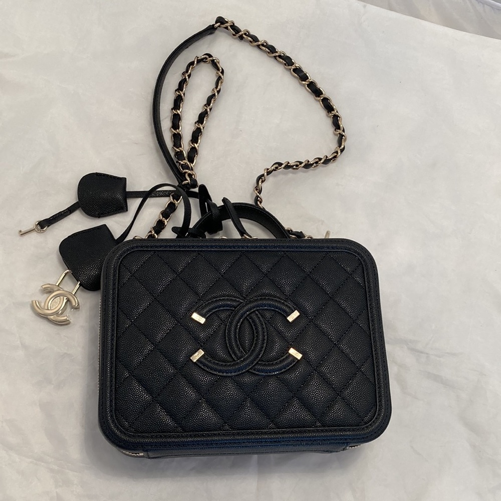 CHANEL Caviar Vanity Filigree Medium CC Case - Picture 3 of 12